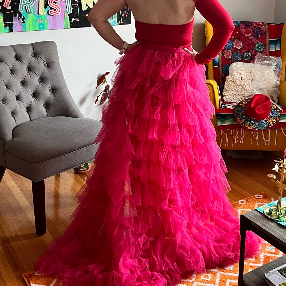 Hot-pink overskirt, tulle, floor-length, and detachable 💖